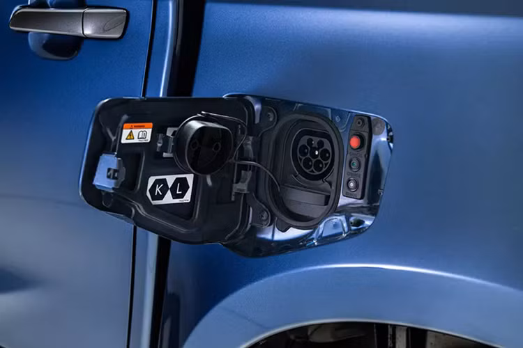 Xe hỗ trợ sạc nhanh DC công suất 50 kW, cho phép sạc từ 20% lên 80% chỉ trong khoảng một giờ. Về kết cấu, D-Max EV tiếp tục được phát triển trên khung gầm kế thừa từ D-Max động cơ đốt trong nhưng đã được cải tiến để phù hợp với hệ truyền động điện.