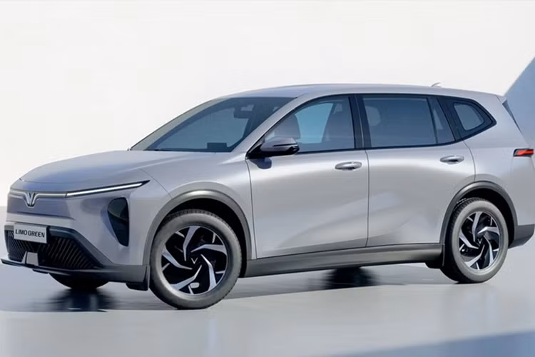 Theo đó, mức giá xe VinFast Limo Green 2025 chạy điện tại Việt Nam dự kiến bán ra khoảng 700 - 750 triệu đồng cho tùy chọn thuê pin, 800 - 850 triệu đồng nếu khách hàng mua xe kèm pin. Hiện tại, khách hàng có thể cọc từ 10 - 15 triệu đồng để giữ chỗ và được ưu tiên giao xe.