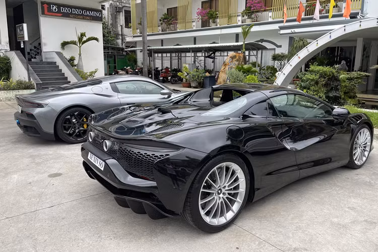 Còn xe McLaren Artura Spider ở Vũng Tàu có màu đen, với điểm nhấn là bộ mâm đa chấu sơn bạc. McLaren Artura Spider sẽ có thời gian đóng hoặc mở mui chỉ dưới 11 giây, tương tự đàn anh McLaren 720S Spider, phần mui này có thể dễ dàng được mở ra khi xe đang chạy, nhưng cần lưu ý là tốc độ của McLaren Artura Spider khi đó phải dưới 50 km/h.
