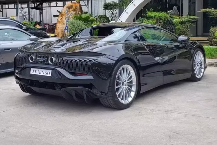 Trước đó, đã có một chiếc siêu xe mui trần McLaren Artura Spider ra mắt tại Việt Nam có tùy chọn màu sơn tán sắc, bộ áo này có thể đổi màu tùy theo góc nhìn của người xem, ngoài ra, nhiều chi tiết ngoại thất của xe bằng carbon như cản va trước, vỏ gương, nẹp sườn hay cản sau.