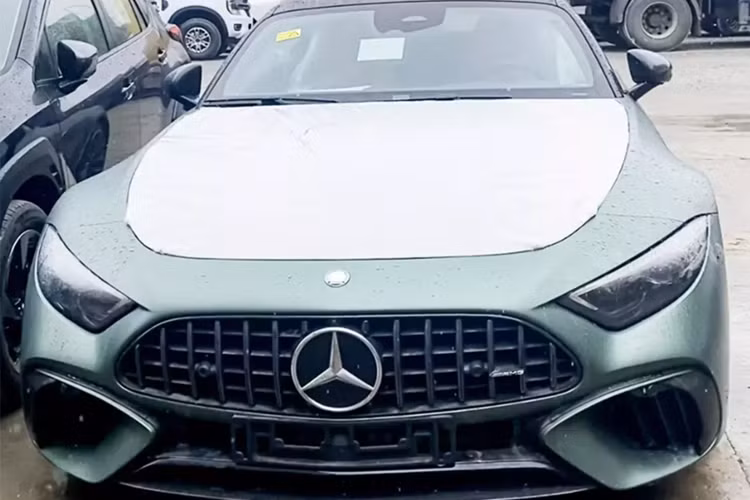 Vào tháng 2/2024, Mercedes-Benz Việt Nam đã chính thức tiết lộ về việc sẽ sớm mang về nước chiếc xe thể thao mui trần hiệu suất cao Mercedes-AMG SL63 S E Performance 2025 mới, tuy nhiên, phải hơn 1 năm sau đó, chiếc đầu tiên mới được nhìn thấy có mặt tại nước ta.