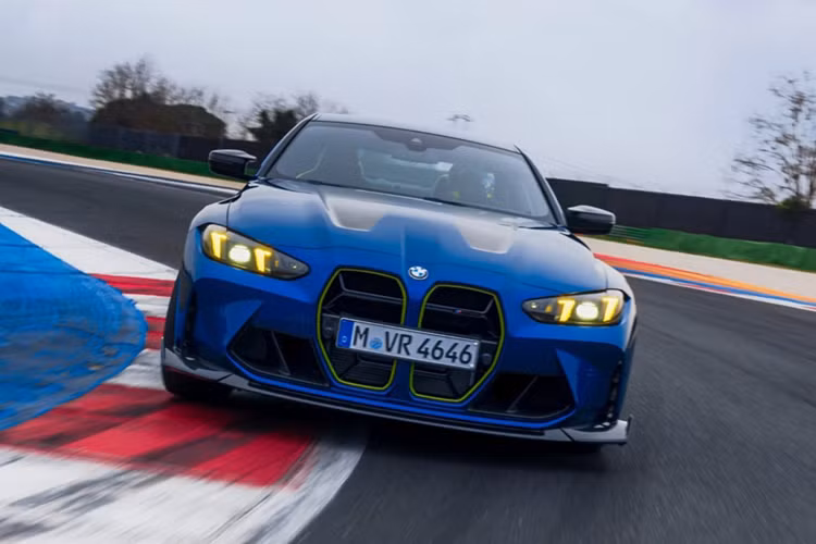 Đối với M4 CS Edition VR46 phiên bản "Sport" (thể thao) sở hữu tông màu chủ đạo xanh Marina Bay Blue. Số đeo may mắn "46" sơn màu xanh đậm Tanzanite Blue.
