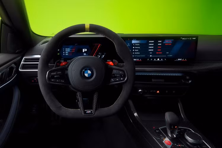 Nội thất chiếc BMW M4 CS Edition VR46 mạnh mẽ với tông màu xanh Night Blue. Vô lăng thể thao M Alcantara 3 chấu trang trí với đường chỉ khâu màu vàng. Bộ ghế thể thao bucket seat M Carbon bọc Alcantara màu đen/xanh Night Blue với đường viền trang trí màu vàng Sao Paulo Yellow với chất liệu Alcantara.