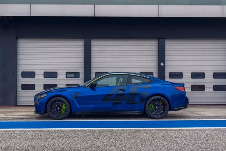 BMW M4 CS Edition VR46 phiên bản Style (phong cách) - chiếc coupe hiệu năng cao mang màu sơn xanh nhám Frozen Tanzanite Blue. Tất nhiên con số "46" bắt buộc xuất hiện trên xe với tông màu xanh Frozen Marina Bay Blue.