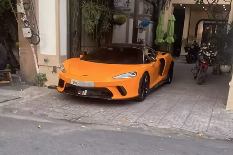 Tại thị trường Việt Nam chỉ mới ghi nhận có đúng 2 chiếc siêu xe McLaren GT nhập về Việt Nam, trong đó, xe đầu tiên mang màu trắng, không chính hãng, và xe còn lại màu cam chính hãng. Lý lịch của cả 2 xe này khá bí ẩn.