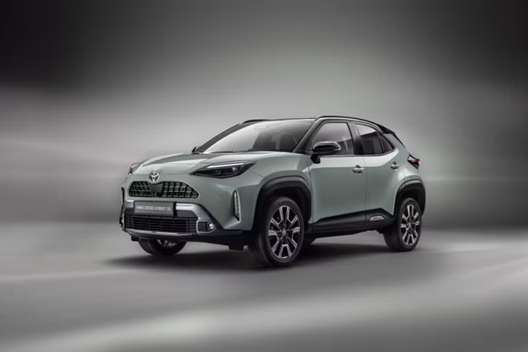 Hai con số tương ứng của mô-tơ điện là 80 mã lực và 141 Nm. Ở phiên bản dẫn động 4 bánh E-Four, Toyota Yaris Cross Hybrid 2022 sẽ có thêm mô-tơ điện đằng sau với công suất tối đa 5,3 mã lực và mô-men xoắn cực đại 52 Nm.