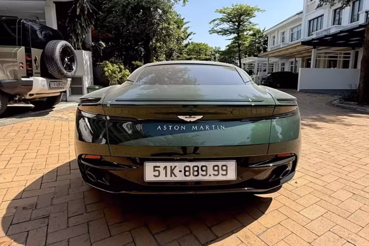 Tại Việt Nam, số lượng siêu xe Aston Martin DB11 là gần 16 chiếc, tuy nhiên, các xe sở hữu màu sắc không giống nhau.