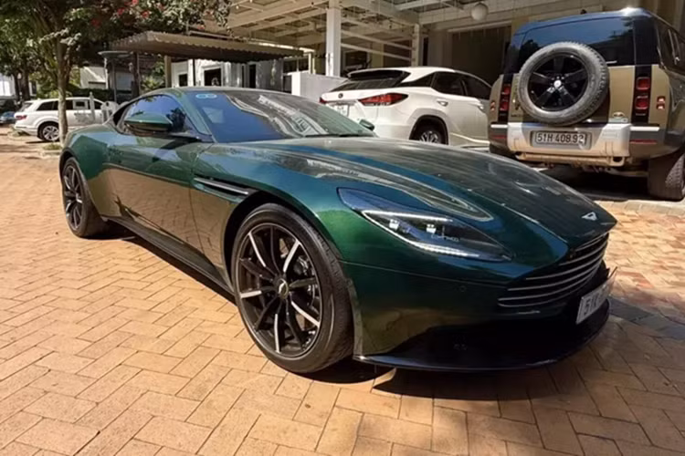 Chẳng hạn 1 chiếc Aston Martin DB11 siêu lướt mang biển kiểm soát 51K-88.999 rất đẹp mắt đã được chủ nhân chọn màu xanh lục bảo, 1 bộ áo rất đậm chất các xe đua Anh quốc, đi kèm với đó nhiều chi tiết sơn đen, cùng bộ mâm đa chấu kép sơn 2 tông màu đối lập là đen và trắng.