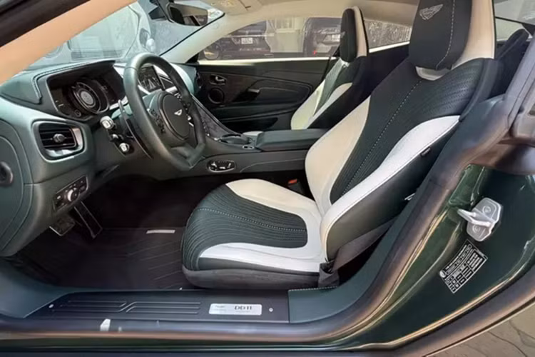 Aston Martin DB11 trang bị đến 2 loại động cơ khác nhau, 1 cỗ máy V12 danh tiếng và khi chọn lựa động cơ V8, tăng áp kép, dung tích 4.0 lít do Mercedes-AMG sản xuất, chủ nhân của xe Aston Martin DB11 tại Việt Nam còn hưởng được mức thuế tiêu thụ đặc biệt mới tốt hơn. "Trái tim" V8 mang đến cho xe thể thao hạng sang Aston Martin DB11 công suất tối đa 510 mã lực và mô-men xoắn cực đại 675 Nm.