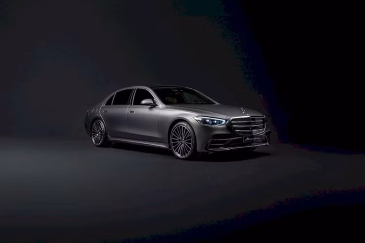 Tuy nhiên, chức năng Drive Pilot trên Mercedes-Benz S-Class 2026 này hiện vẫn chỉ dành riêng cho thị trường Đức, còn khả năng sử dụng tại Hoa Kỳ vẫn đang chờ phê duyệt theo quy định. Theo Mercedes, Drive Pilot hiện cho phép xe tự vận hành ở tốc độ lên đến 95 km/h trên đường cao tốc.