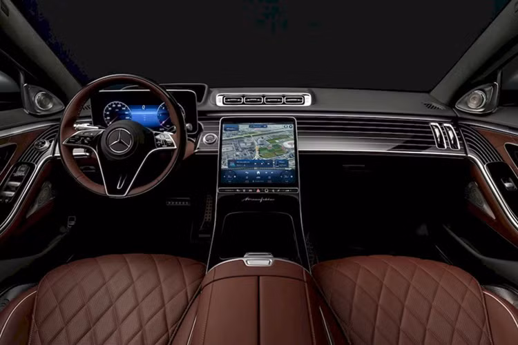 Trong khi đó, tài xế có thể làm những việc khác, như đọc báo hoặc xem phim. Drive Pilot là hệ thống tự lái Cấp độ 3, sử dụng hơn 35 cảm biến, bao gồm LiDAR, cảm biến siêu âm, radar và camera, để cung cấp dữ liệu cần thiết cho vận hành an toàn và độc lập