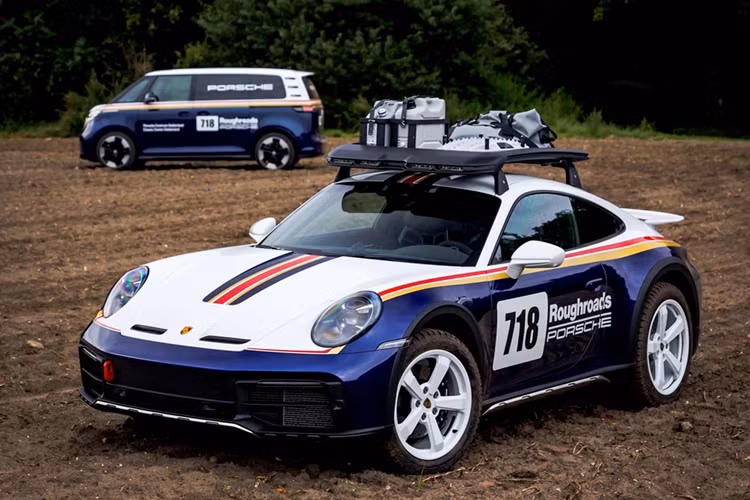 Đây không phải là Volkswagen ID. Buzz đầu tiên mang cảm hứng từ Porsche, trước đó Porsche Hà Lan đã tạo nên 8 phiên bản đặc biệt của VW ID. Buzz Renndienst vào năm 2023. Các mẫu xe van hiện đại hỗ trợ Porsche Renndienst thường được dựa trên Volkswagen T1 và T2 làm mát bằng không khí.