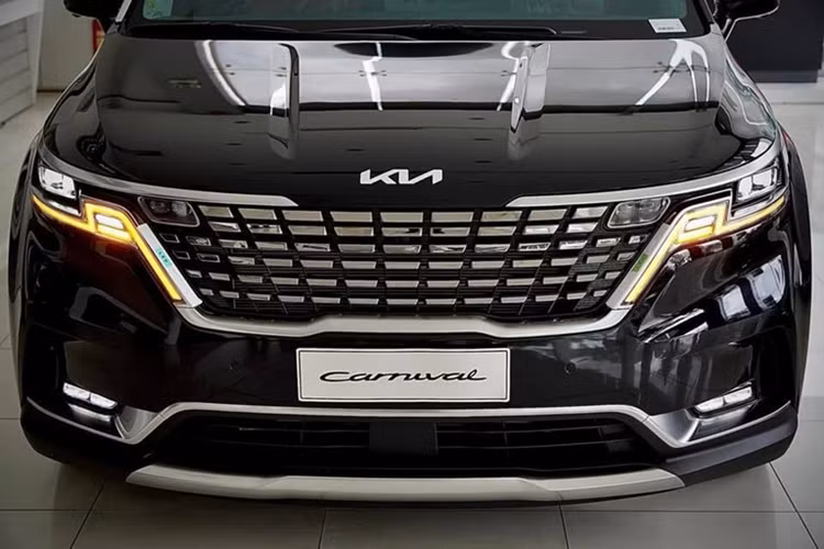 Mặc dù được ưu đãi, Kia Carnival bản cũ máy xăng này vẫn đắt đỏ hơn tất cả các bản máy dầu mới đang được bán ra. Điểm khác biệt lớn nhất giữa bản Carnival cũ và bản nâng cấp mới là ở hệ truyền động.
