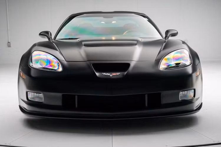 Đây là chiếc Corvette C6RS C6RS Pratt &amp; Miller 2007 cực hiếm, chỉ được sản xuất 7 xe, bộ phận Corvette của Chevrolet đã hợp tác với các kỹ sư hàng đầu tại Pratt &amp; Miller để phát triển biến thể hợp pháp trên đường phố của "chiến binh đường đua" - C6.R, sử dụng nền tảng Z06.