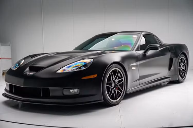 Trong khi nhiều người tin rằng thời gian gần đây Corvette bắt đầu cuộc rượt đuổi danh tiếng "siêu xe" với thế hệ C8 động cơ đặt giữa, tuy nhiên cuộc đua đã bắt đầu từ lâu với Chevrolet Corvette C6RS C6RS Pratt &amp; Miller đời 2007.