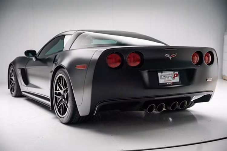 Từ kết cấu sợi carbon nhẹ đến hệ thống truyền động hiệu suất cao, chiếc Chevrolet Corvette C6RS hàng hiếm của Pratt &amp; Miller là một kiệt tác thể hiện sự xuất sắc trong kỹ thuật Corvette. Chiếc Chevrolet Corvette C6RS Pratt &amp; Miller 2007 từ Graham Rahal Performance hiện đang được bán với mức giá 350.000 USD tương đương 8,77 tỷ đồng.