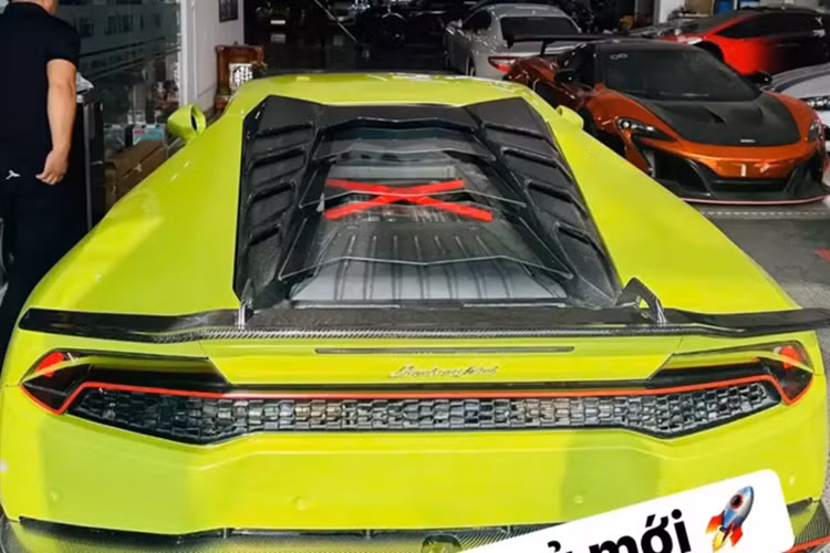 Theo đó, chiếc siêu xe Lamborghini Huracan LP610-4 đã được một tay chơi xe ở TP HCM mua về, mức giá bán chưa được tiết lộ nhưng dự đoán khoảng trên 9 tỷ đồng. Ngoại thất xe hiện tại cũng đã được dán sang màu xanh cốm, cùng với đó mâm sơn đen.
