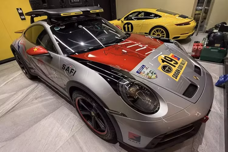 Đến hẹn lại lên, trong tháng 3/2025 này, doanh nhân Hải Phòng tiếp tục thực hiện màn du lịch đi Trung Quốc cùng với chiếc xe Porsche 911 Dakar của mình, như vậy, đây đã là lần thứ 3 đại gia Hải Phòng phượt Porsche 911 Dakar sang Trung Quốc để khám phá những vẻ đẹp của nước bạn, ở lần này, anh chia sẻ sẽ đi chặng đường dài để ngắm nhiều loại hoa khác nhau.