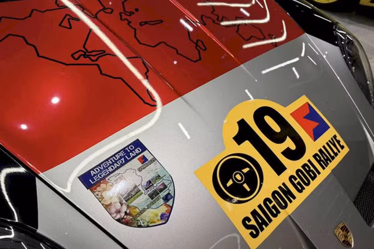Ngoài ra, chiếc xe Porsche 911 Dakar còn có thể tăng thêm 30 mm nữa ở chế độ High Level. Đây là chế độ phục vụ việc chạy off-road, được kích hoạt thông qua núm xoay trên vô lăng, điều này giúp Porsche 911 Dakar có thể bay qua các gờ giảm tốc cao, ổ gà mà không lo bị cạ gầm.