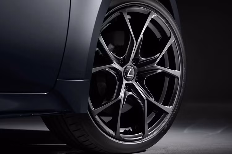 Gói nâng cấp "F Sport Mode Black IV" không can thiệp về sức mạnh, mẫu xe sedan hạng sang Lexus IS 300 trang bị động cơ xăng 2.0L công suất 241 mã lực và mô-men xoắn 350 Nm, phiên bản IS 300h với động cơ dung tích 2.5L kết hợp mô tơ điện cho tổng công suất 217 mã lực.