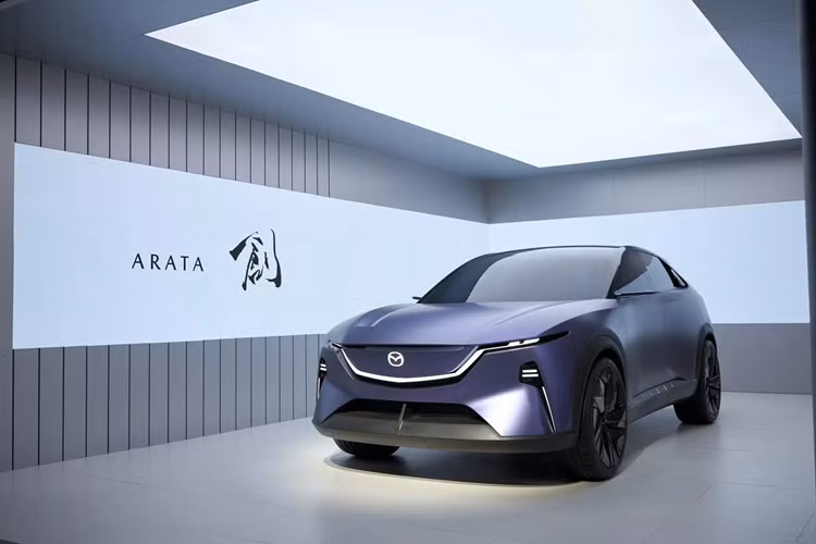 Mazda đã hợp tác với các nhà sản xuất khác để phát triển công nghệ EV, chẳng hạn như Toyota và Changan , hãng sau này sẽ cho ra mắt Mazda 6e – được gọi là EZ-6 tại Trung Quốc – và sau đó sẽ là một mẫu xe điện do Mazda tự phát triển. Mazda tuyên bố mẫu xe EV này sẽ được sản xuất tại Nhật Bản và dành cho thị trường toàn cầu.
