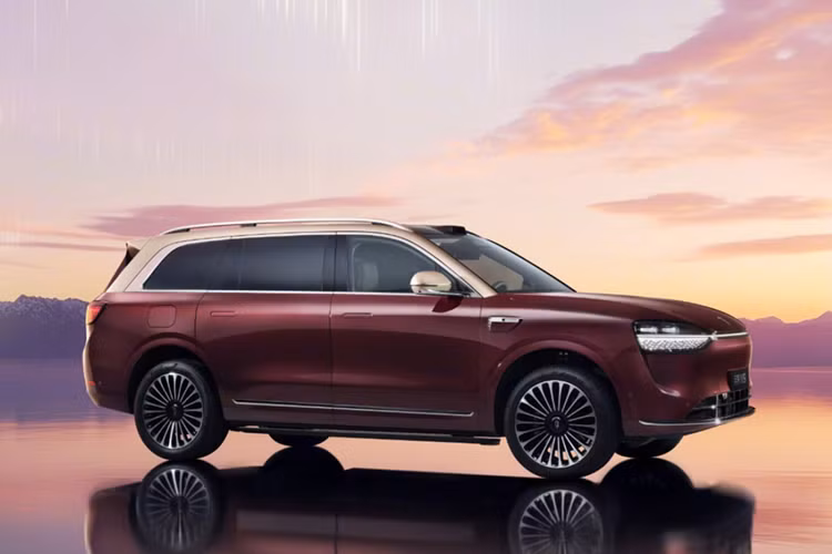 Aito đã công bố bán trước mẫu xe crossover M8 hoàn toàn mới vào ngày 6 tháng 3 tại Trung Quốc. Đây là mẫu xe thứ tư trong dòng sản phẩm Aito, sau các mẫu SUV M5, M7 và M9. Xe sẽ bắt đầu được bán tại Trung Quốc vào tháng 4.