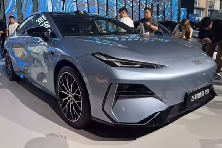  Geely Galaxy E8 đời 2025 đã gia nhập thị trường Trung Quốc với mức giá khởi điểm là 153.800 nhân dân tệ (khoảng 21.100 USD). Phiên bản cơ bản của chiếc xe điện này rẻ hơn 22.000 nhân dân tệ (tương đương 3.000 USD) trong khi cung cấp phạm vi hoạt động xa hơn 25 km và công suất mạnh hơn 67 mã lực.