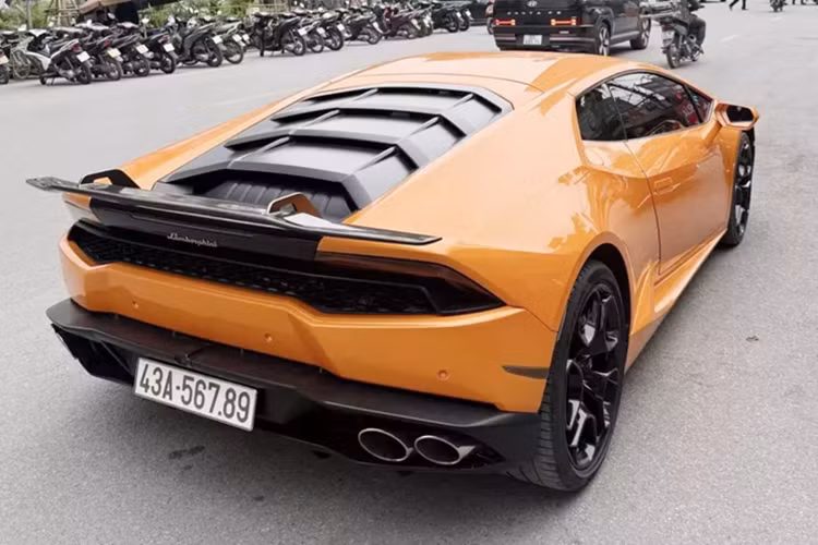 Kể từ lúc mua xe cho đến nay, doanh nhân Hà Nội không sang tên xe cho mình, nên siêu bò Lamborghini Huracan vẫn được cho đeo biển kiểm soát 43A-567.89, là biển sảnh rồng đẳng cấp nhất.