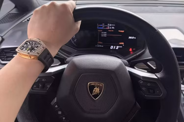 Chiếc siêu xe Lamborghini Huracan LP610-4 này nguyên bản là cam, ngoại thất xe còn gây ấn tượng với body kit Verona Edizione của hãng độ Vorsteiner đến từ Mỹ.
