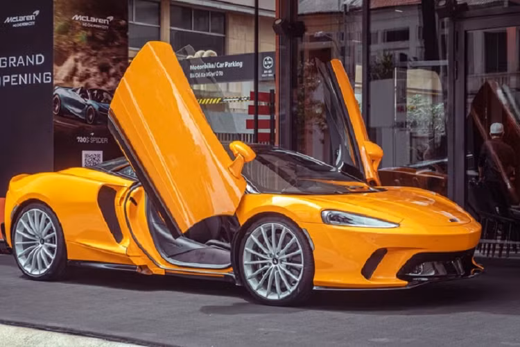 Về sự thú vị, hãng McLaren đã trang bị đến 2 khoang hành lý cho xe GT với tổng diện tích chứa đồ lên đến 570 lít. Trong đó, khoang hành lý trước sẽ có chỗ đựng đồ rộng 150 lít phù hợp với va li cỡ vừa hay túi xách cùng một số đồ dùng cá nhân còn khoang hành lý sau cabin của xe McLaren GT có thể tích lên tới 420 lít đủ sức chứa 1 va li cỡ lớn và nhỏ hay làm nơi chứa gậy đánh golf.