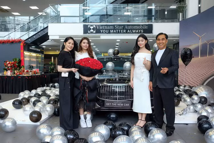 Mới đây, mạng xã hội choáng ngợp trước đoạn video ghi lại cảnh gia đình MC Quyền Linh cùng nhau xuất hiện tại một showroom ôtô ở TP.HCM để nhận xe sang Mercedes-Maybach S450 đời mới.