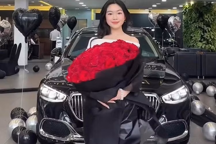 Mercedes-Benz trang bị cho Maybach S 450 động cơ xăng sản sinh công suất 367 mã lực, đi cùng với đó là hộp số tự động 9 cấp. Khối động cơ giúp xe tăng tốc 0-100 km/h trong 5,6 giây và đạt vận tốc tối đa là 250 km/h.