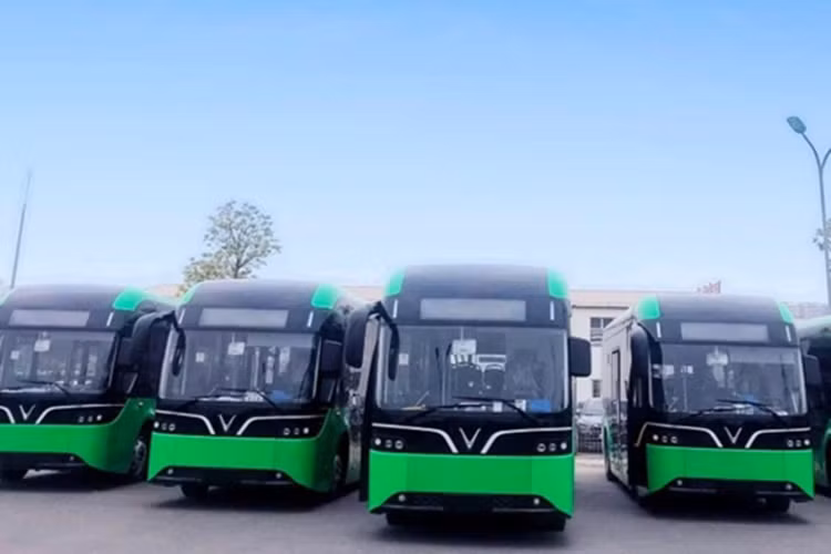 Hiện VinFast đang tiếp tục phát triển các dòng xe buýt điện mới với thiết kế và kích thước phù hợp với đặc thù giao thông tại các địa phương, thúc đẩy nhanh chóng quá trình “xanh hóa” giao thông công cộng theo đúng lộ trình đã đề ra tại Quyết định 876-QĐ/TTg của Thủ tướng Chính phủ.