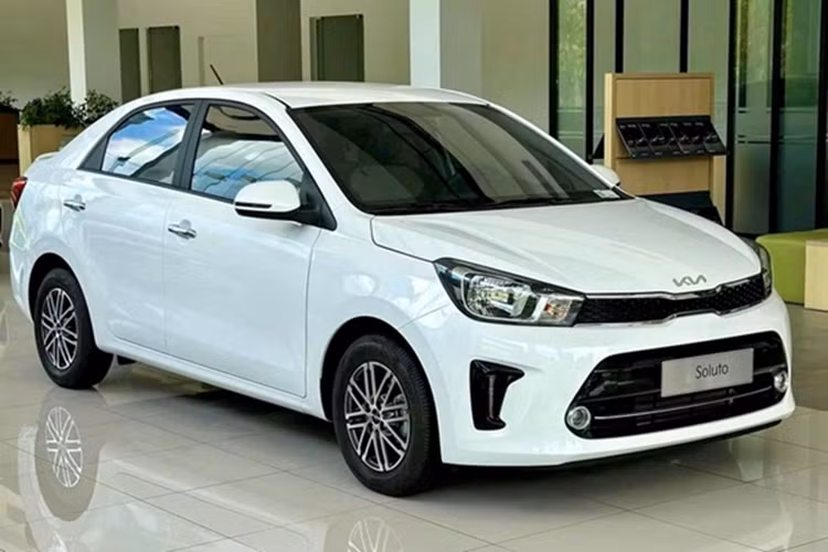 Hiện tại, phiên bản cao cấp Kia Soluto AT Luxury tại Việt Nam đã được gỡ khỏi danh mục sản phẩm. Theo đó mẫu xe này chỉ còn kinh doanh 3 phiên bản MT, MT Deluxe và AT Deluxe.