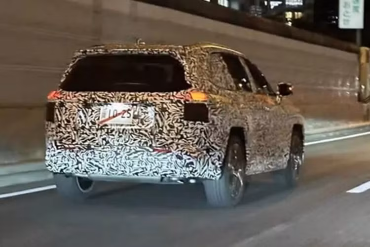 Theo đó, hình ảnh chiếc Wildlander đã cho người dùng cái nhìn rõ hơn về Toyota RAV4 2025 mới. Cụ thể, xe được trang bị lưới tản nhiệt khá giống với dòng RX của Lexus. Lưới tản nhiệt kết hợp với cụm đèn pha LED hình chữ C sắc sảo.