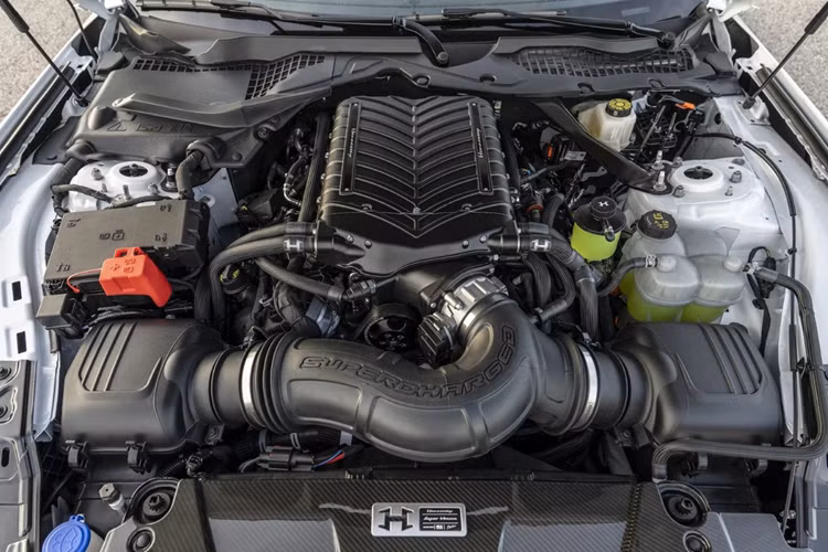 Nhờ sức mạnh này, Ford Mustang Dark Horse Hennessey Super Venom có thể tăng tốc từ 0-100 km/h chỉ trong 3,2 giây, nhanh hơn 0,5 giây so với phiên bản tiêu chuẩn (3,7 giây).