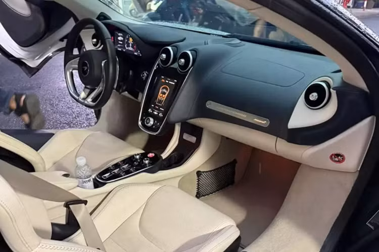 Ở thiết kế, siêu xe McLaren GT có đèn pha LED mới sắc cạnh và đèn hậu LED nằm ngang, tương tự như các siêu xe McLaren khác, phiên bản Grand Touring cũng sở hữu bộ cửa cánh bướm thời trang và dễ dàng giúp chủ nhân cũng như hành khách ra vào xe thoải mái.