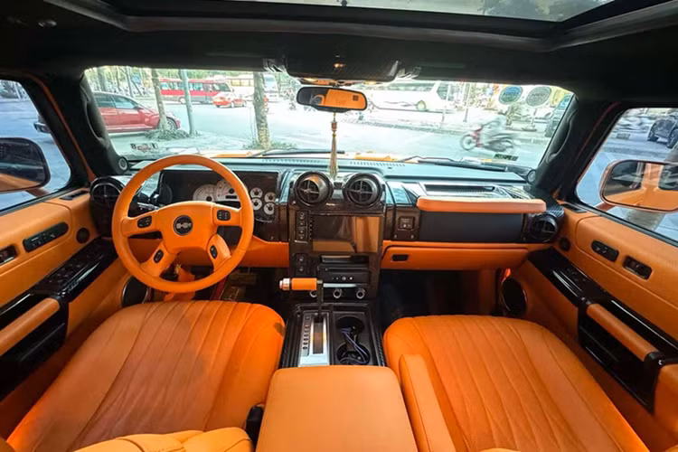 Hummer H2 còn có nhiều tên gọi như "vua sa mạc", "vua uống xăng", lý do là thiết kế, vận hành và khả năng "uống xăng" của xe khiến không ít người sốc. Ở tại Việt Nam, số lượng xe Hummer H2 có gần 10 chiếc, trong đó, có 1 xe độ 6 bánh.