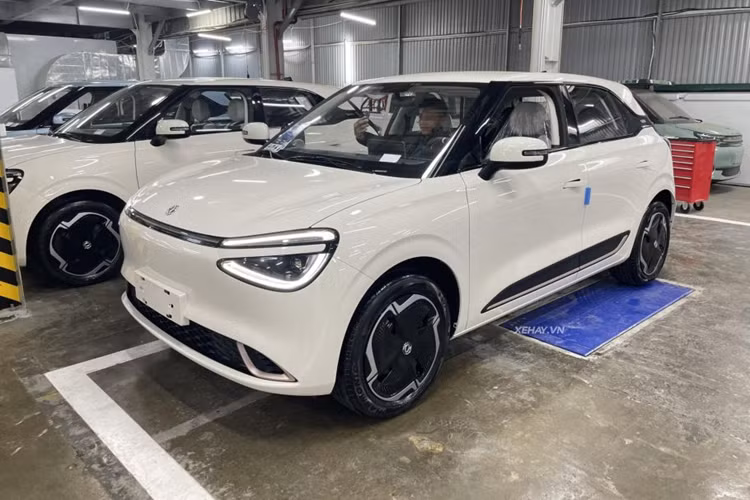 Những trang bị tiện nghi nổi bật của xe bao gồm vô-lăng 2 chấu tích hợp các phím chức năng, bảng đồng hồ kỹ thuật số 5 inch, màn hình cảm ứng trung tâm 12,8 inch, ghế lái chỉnh điện, có tính năng sưởi và làm mát, hệ thống điều hòa tự động, đèn viền nội thất, sạc không dây, phanh tay điện tử và chức năng tự động giữ phanh tạm thời.