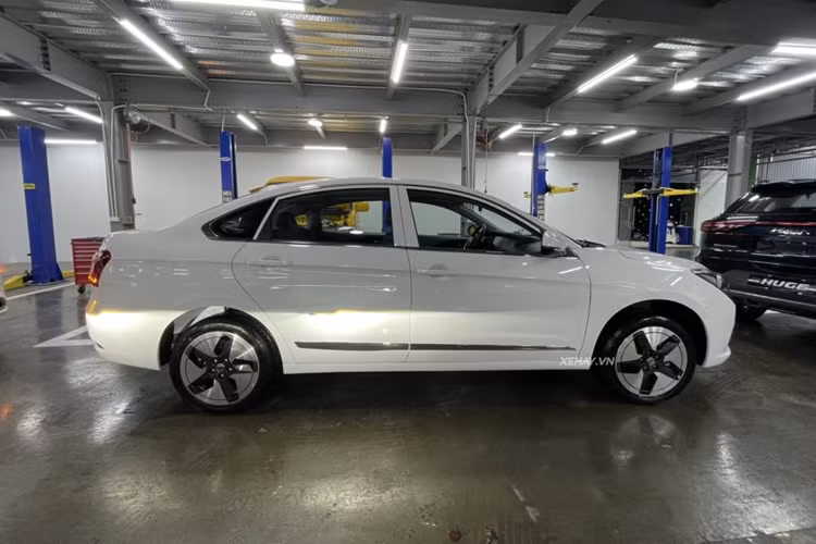 Khoang lái của E70 được thiết kế tối giản với những trang bị như: vô lăng hai chấu vát đáy tích hợp một số phím chức năng, ghế ngồi bọc da tổng hợp, ghế lái chỉnh tay 6 hướng và ghế phụ chỉnh tay 4 hướng. Ngoài ra còn có bảng đồng hồ kỹ thuật số 7 inch nối liền với màn hình cảm ứng trung tâm 10,25 inch, hỗ trợ kết nối Bluetooth và điều hòa tự động có khả năng lọc bụi mịn PM2.5.