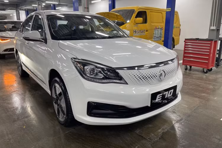Sức mạnh của Dongfeng E70 đến từ mô-tơ điện đặt ở cầu trước, tạo ra công suất tối đa 163 mã lực và mô-men xoắn cực đại 230 Nm. Xe sử dụng pin LFP dung lượng 47,5 kWh, mang đến phạm vi hoạt động 401 km chỉ sau một lần sạc đầy.