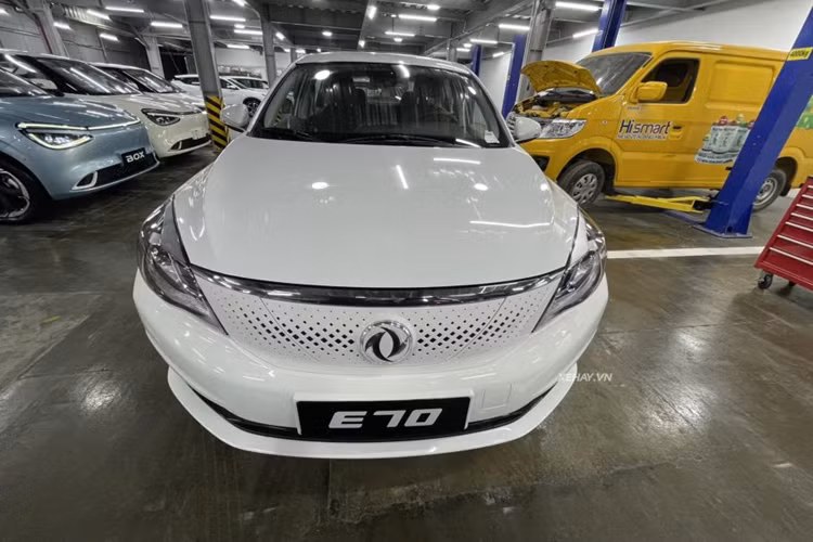  Dongfeng E70 Dongfeng E70 là sedan thuần điện cỡ C. Xe được bán tại Việt Nam với một phiên bản cùng mức giá là 689 triệu đồng. Giá này cũng cao hơn đối thủ Mazda3 (599 triệu đồng) và Kia K3 (579 triệu đồng).