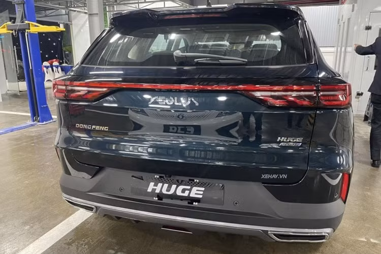 Xe được trang bị một số tiện ích như: màn hình kép 12,3 inch, ghế chỉnh điện, tích hợp sưởi/thông gió, 10 loa JAMO, cửa sổ trời toàn cảnh cùng gói ADAS, camera 540 độ.