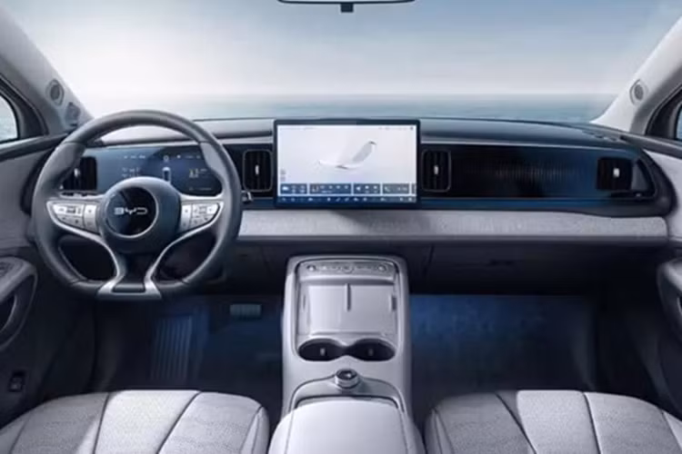 BYD Sealion 05 EV chạy điện có tay nắm cửa phẳng, trụ B và C màu đen, và cụm đèn hậu đặc trưng ở phía sau. Kích thước của mẫu xe mới là 4520/1860/1630 mm với chiều dài cơ sở là 2720 mm. Bên cạnh kích thước nhỏ gọn, BYD Sealion 05 EV còn mang đến tính thực dụng đáng ngạc nhiên.