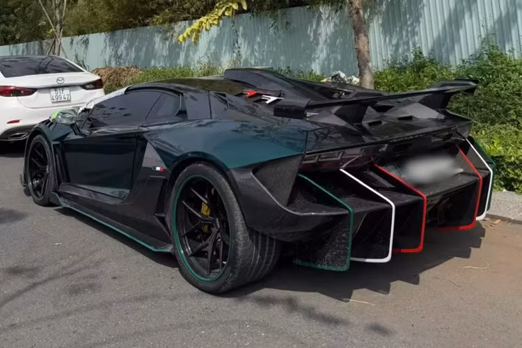 Ngoại thất chiếc siêu xe Lamborghini Aventador LP700-4 này được dán màu xanh rêu, cùng các chi tiết bằng carbon trên gói độ Duke Dynamics. Được biết, chiếc Lamborghini Aventador độ Duke Dynamics có giá hơn 1 tỷ đồng.
