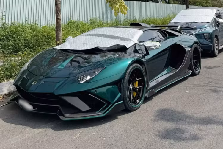 Số lượng dòng siêu xe Lamborghini Aventador tại Việt Nam khá đông đảo, vì thế, nhiều đại gia trong nước đã chọn các bản độ khác nhau để mang đến diện mạo mới mẻ cho siêu bò này. Thay vì chọn lên đời thành bản xe Lamborghini Aventador LP770-4 SVJ, 1 đại gia đã độ lên gói của hãng Duke Dynamics.