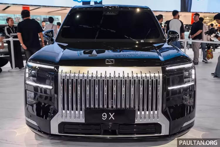 Để đáp ứng nhu cầu mua xe sang của người tiêu dùng nội địa, thương hiệu con của tập đoàn Geely đã lần đầu tiên vén màn mẫu SUV cỡ lớn Zeekr 9X tại Triển lãm Ô tô Thượng Hải 2025 khai mạc vào hôm 23/4 vừa qua. Không khó để đoán được những mẫu SUV nào đã truyền cảm hứng cho đội ngũ thiết kế của Zeekr khi họ phác họa tân binh này.