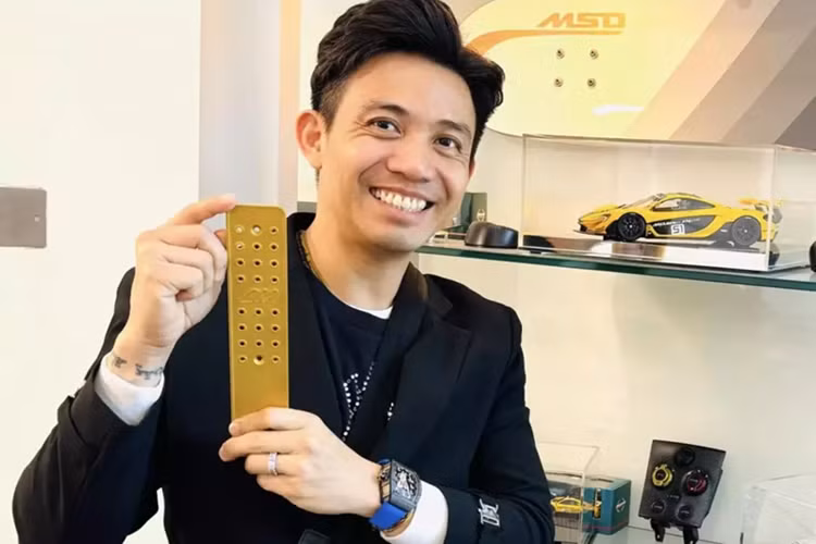 Dù mua chiếc xe McLaren Elva hơn 2 năm qua nhưng siêu phẩm này được cho vẫn chưa vượt qua bài thi đăng kiểm để sớm có biển số, vì thế nhiều người tin rằng, Minh Nhựa trở lại McLaren là để giúp mẫu xe này có thể đáp ứng được nhiều yêu cầu hơn, nhằm sớm lăn bánh trên đường.