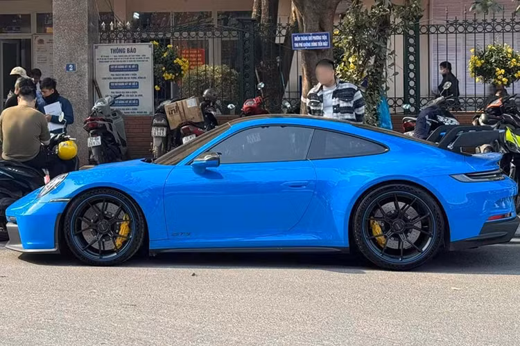 Đến nay, sau hơn 1 tháng mua chiếc xe thể thao Porsche 911 GT3 của nữ đại gia Hà Nội đã hoàn tất các thủ tục cần thiết để giúp xe có biển số mới, đây đã là chiếc 911 GT3 thứ 2 "làm dâu" cũng như ra biển số ở Hà Nội, nhưng chắc chắn, tần suất xe xuất hiện trên đường phố của Thủ Đô sẽ nhiều hơn xe đầu tiên khá kín tiếng.