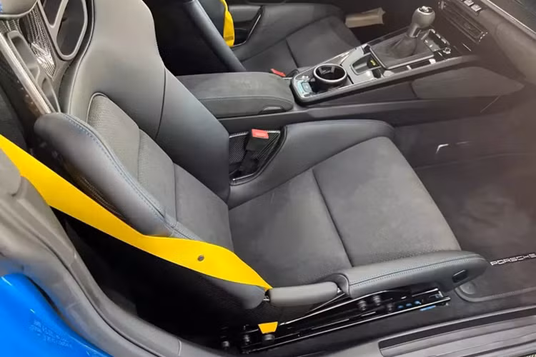 Ngoài ra, Porsche 911 GT3 thế hệ mới còn đi kèm bộ vành hợp kim với đường kính 20 inch phía trước và 21 inch đằng sau. Bộ vành này có thiết kế chấu hình chữ Y, đi với lốp Pirelli, Michelin hoặc Dunlop.